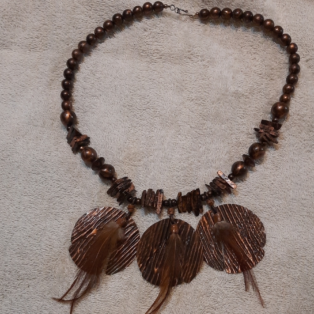Elegant Brown Feather Necklace - Picture 2 of 3